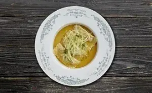 Равиоли с уткой и крепким бульоном
