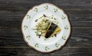 Мурманская камбала с толченым картофелем и соусом из креветок