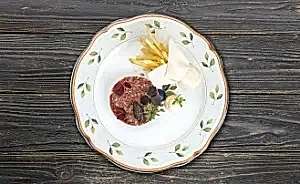 Тартар из говядины с картофелем фри, с ароматом трюфеля