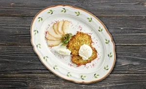 Картофельные драники с яйцом пашот и палтусом холодного копчения